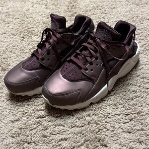 NIKE AIR HUARACHE Run Premium Womens Size 8 Metallic Mahogany